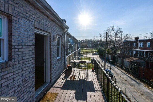Building Photo - 913 Quincy St NE