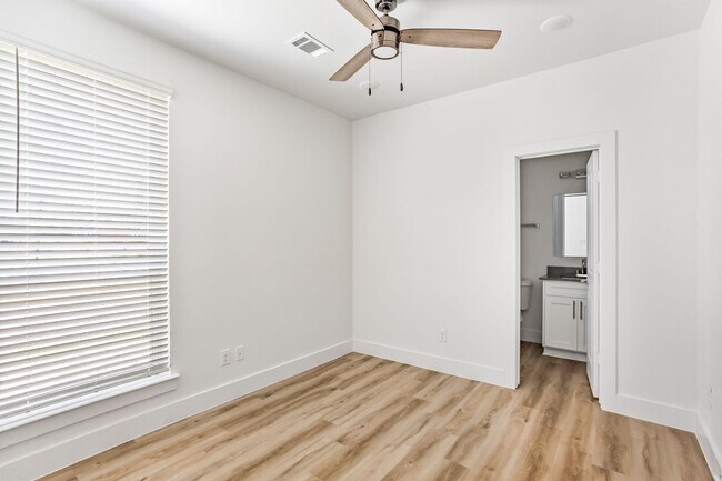 Building Photo - 2509 Benbrook Blvd
