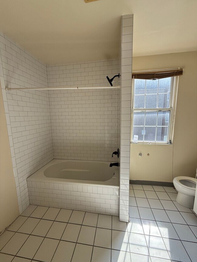 Building Photo - 3 bedroom 1 bath single family home with yard.