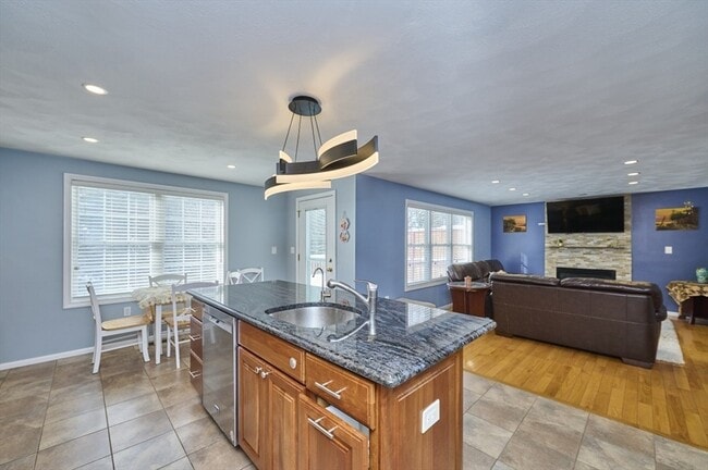 Building Photo - 27 Cranberry Ln