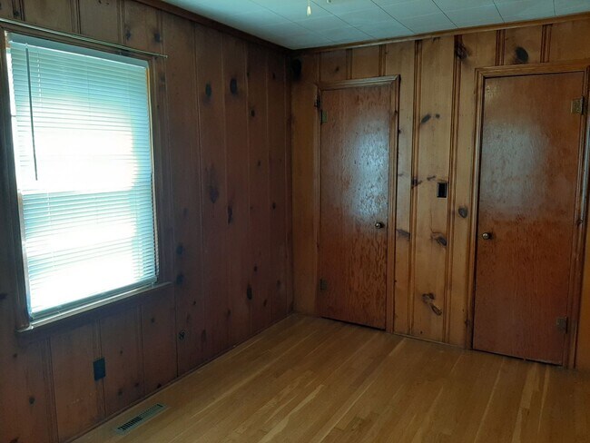 Building Photo - Very cute 2 Bedroom home on a corner lot f...