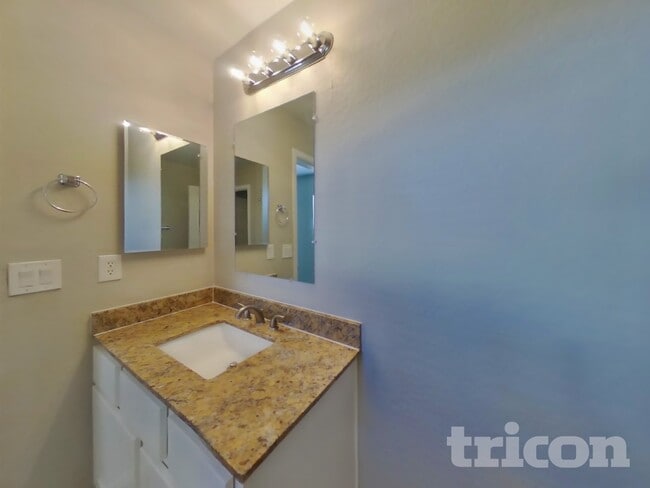 Building Photo - 3326 W St Anne Ave