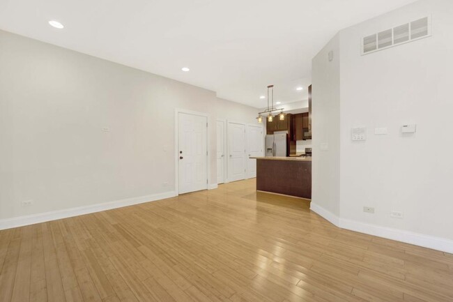 Building Photo - 2 bedroom in Chicago IL 60659