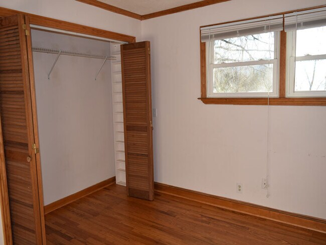 Building Photo - 241 Sunset Dr