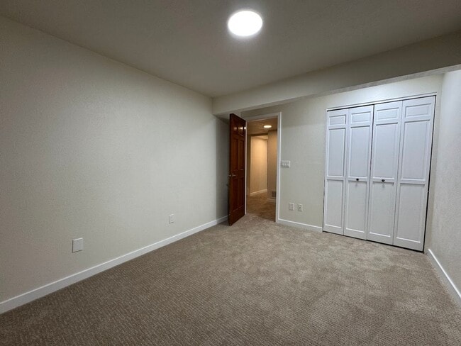 Building Photo - Beautifully Remodeled 3BD/2.5BA Spacious T...