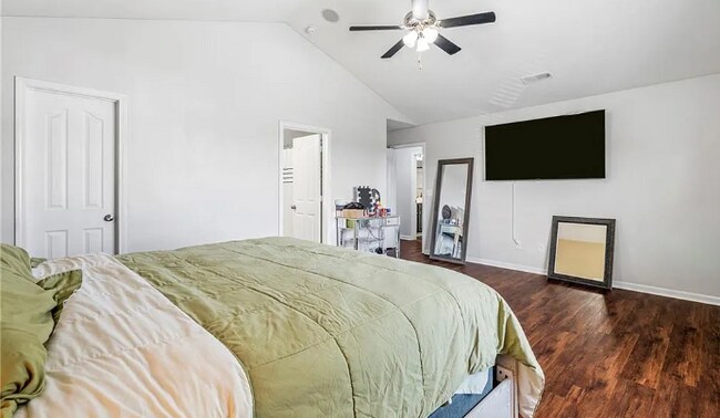 Building Photo - 4 Bedroom 3 Bath Pet Friendly Rental!