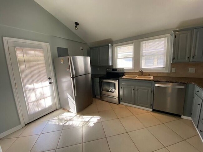 Building Photo - Act soon-won't last long-MOVE IN SPECIAL