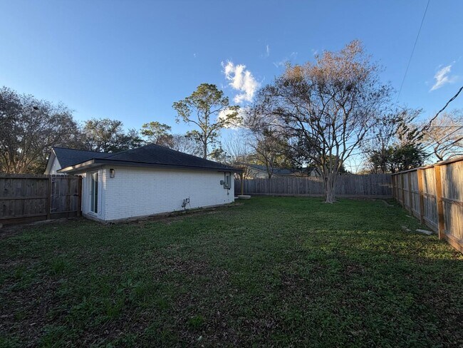 Building Photo - 2618 Pine Village Dr