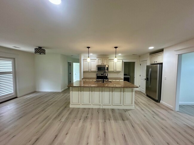 Building Photo - 2004 Bates Creek Dr