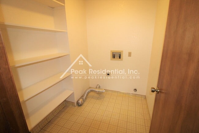 Building Photo - Wonderful Orangevale 4bd/2ba Home with 2 Car Garage!