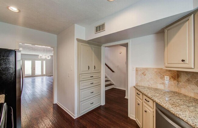 Building Photo - 926 Memorial Village Dr