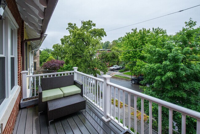 Building Photo - Renovated Contemporary - Available FURNISHED or unfurnished RENTAL