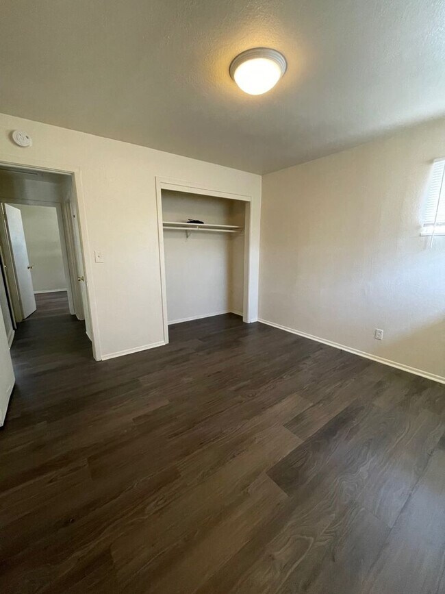 Building Photo - Gardella Duplex