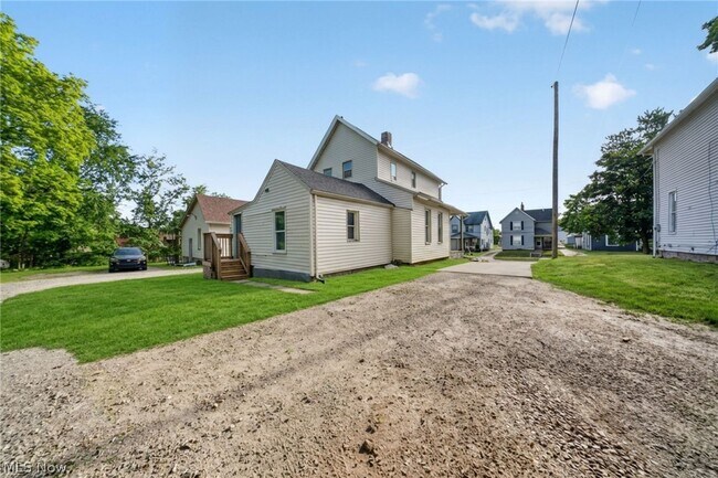 Building Photo - 511 Brown St