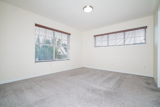 Building Photo - 2400 NE Park Dr