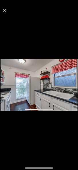 Primary Photo - 3213 Kenwood Dr