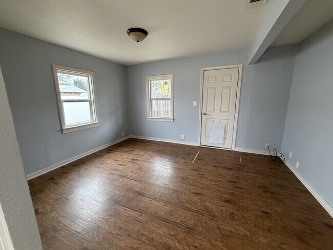 Building Photo - 1519 Main St