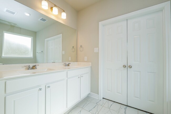 Building Photo - 31426 Whitcombe Summit Wy