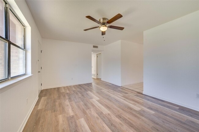 Building Photo - 706 Scenic Dr