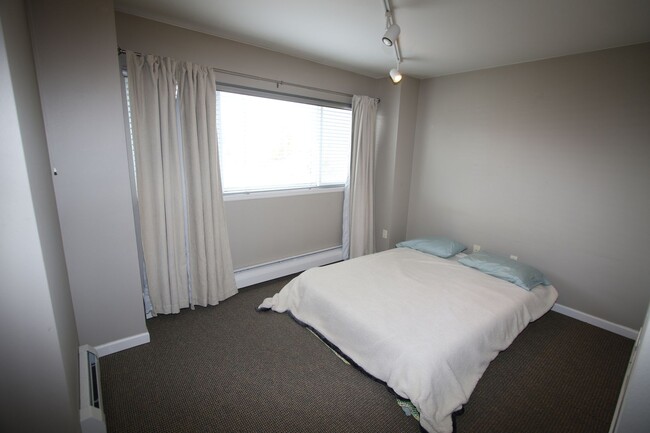 Building Photo - 3 Bedroom Townhouse!