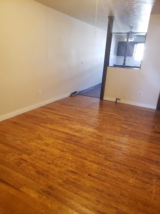 Building Photo - 2026 S Barcliff Ave