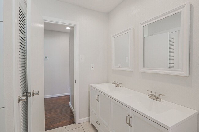 Building Photo - Pre Leasing for fall 2026! 4/2 in Medical District