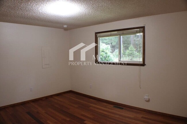 Building Photo - Freshly Updated 4BR Home w/ Finished Basement, New Appliances & RV/Boat Parking