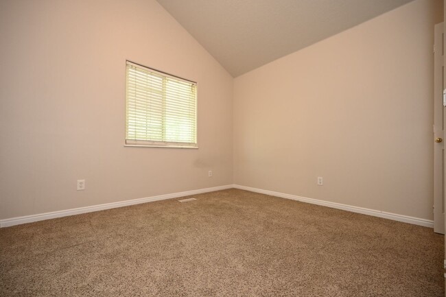 Building Photo - Beautiful Townhome in Amazing Location!