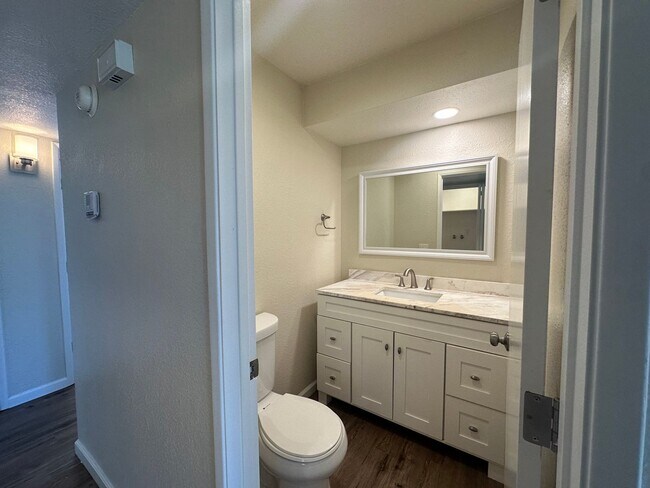Building Photo - 3701 Colonial Dr