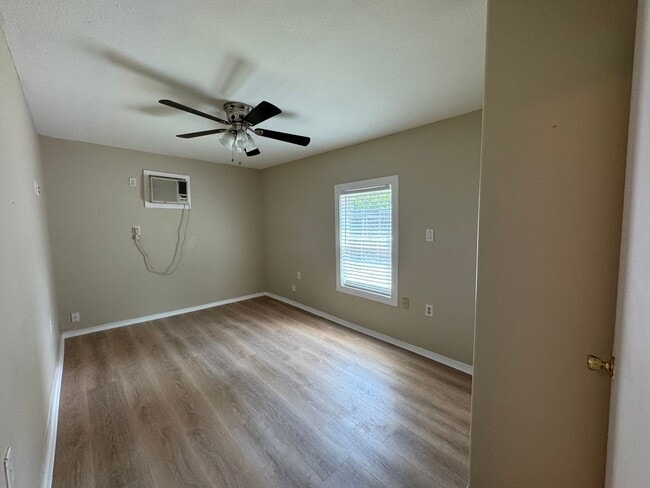 Building Photo - Stylish and Spacious 4-Bedroom Home PLUS C...