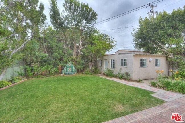 Building Photo - 10864 Wellworth Ave