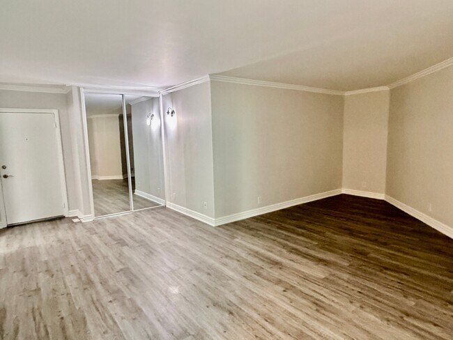 Building Photo - 1595 E Chevy Chase Dr