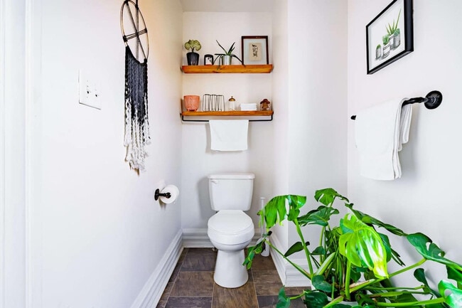 Building Photo - 254 W Poplar Ave