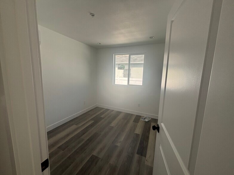 Building Photo - 3006 S Palm Grove Ave