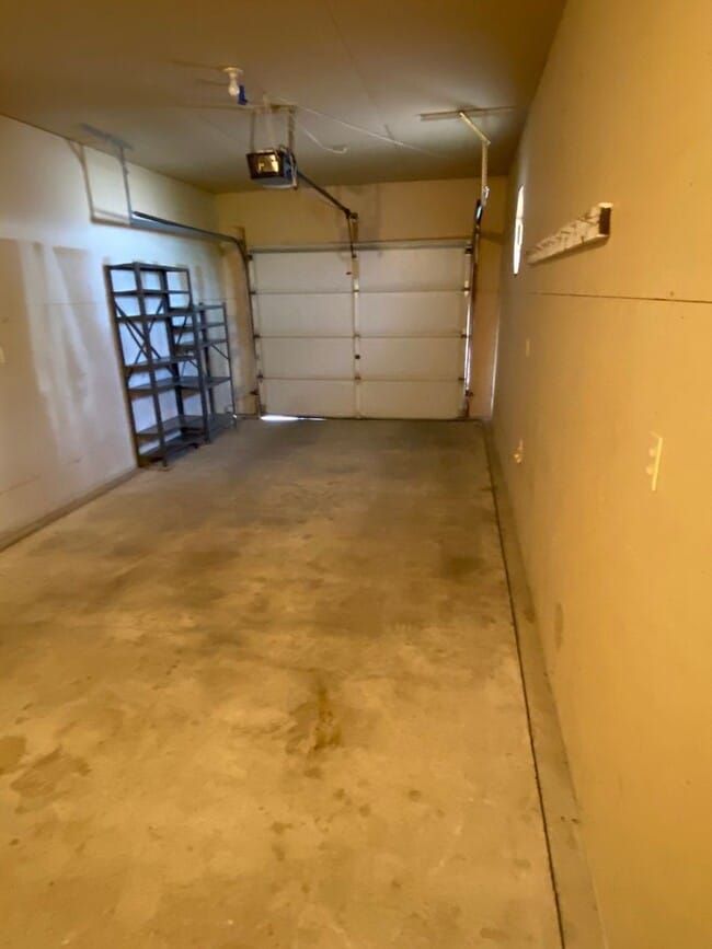 Building Photo - 2 bedroom 2 bath with a 1 car garage