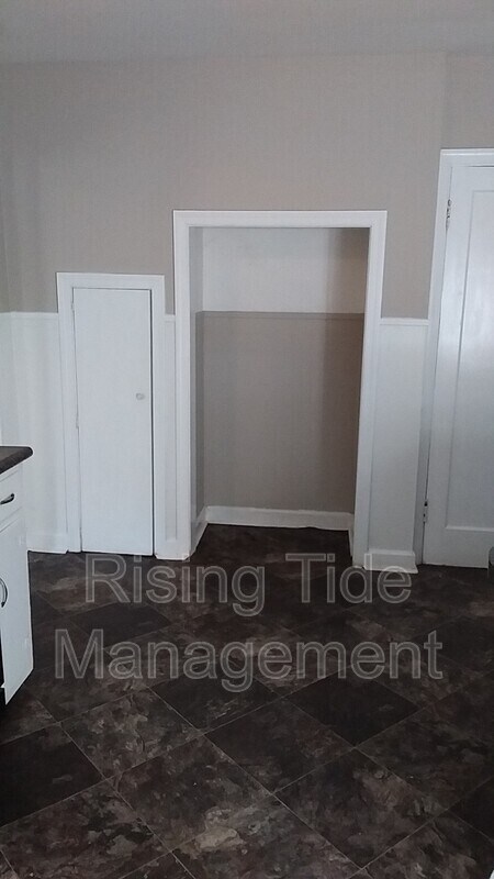 Building Photo - 229 Pinewood Ave