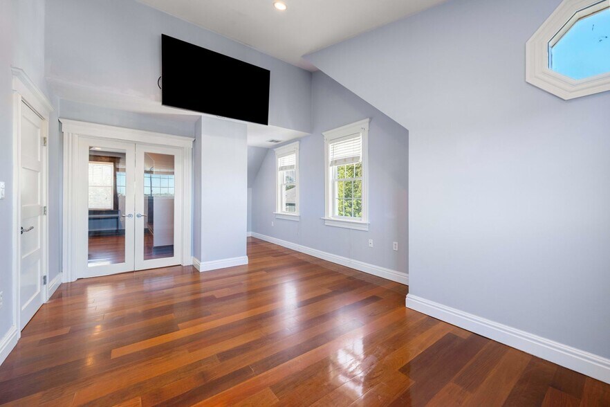 Building Photo - 76 Taft Ave