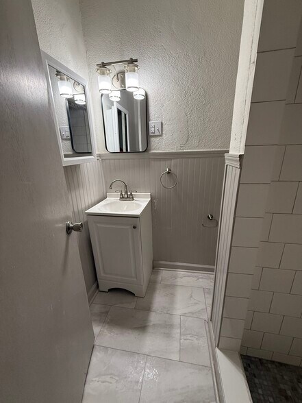Building Photo - 8852 Woodland Dr
