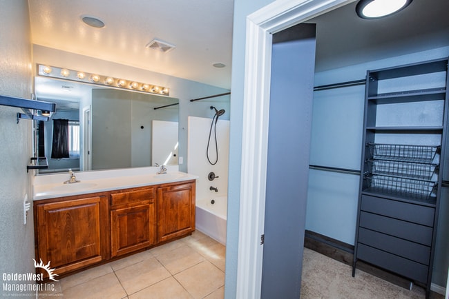 Building Photo - Stylish and Spacious 4Bdm 3.5 Ba Three-Sto...