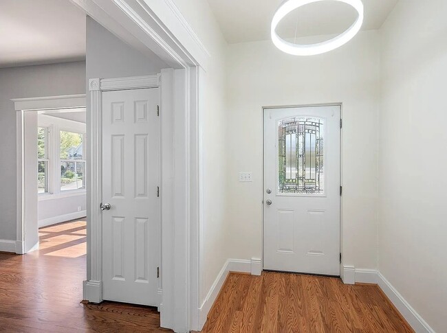 Foyer - 2802 Hyde Park Ave