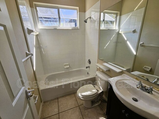 Building Photo - 10441 Greendale Dr