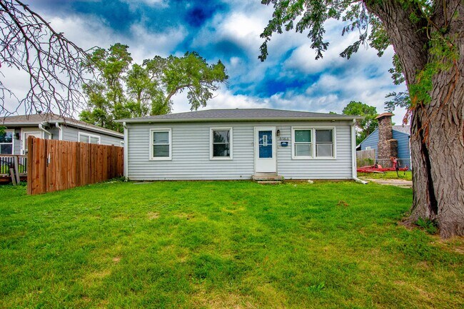 Building Photo - Cute 3 Bedroom / 1 Bath Home with Washer a...
