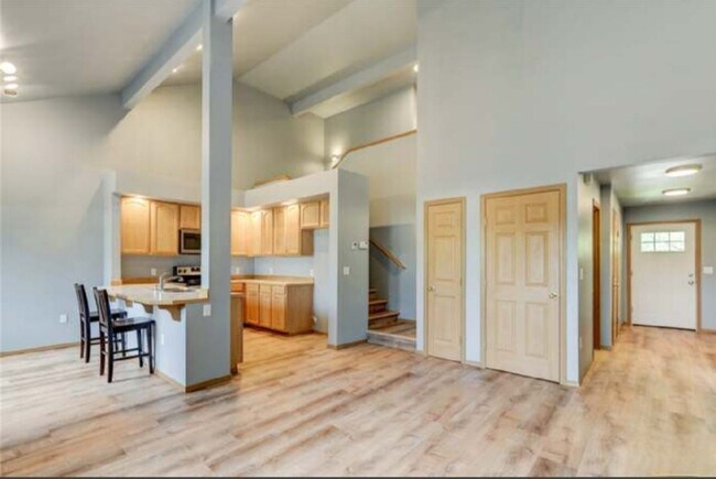 Building Photo - Beautiful Town House in Olympia