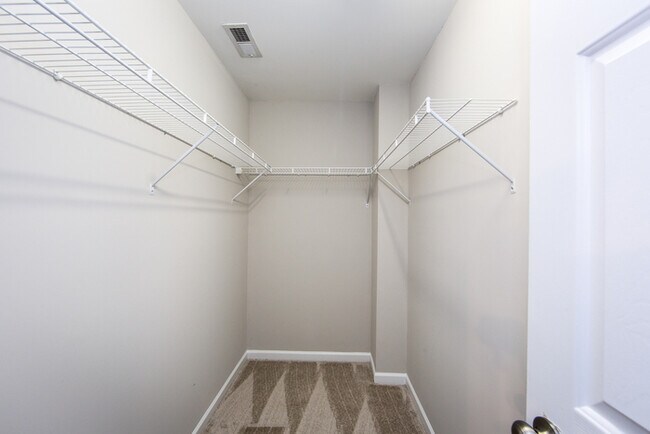 Building Photo - Great 3BD/2.5BA Home in Desirable Highland Creek!