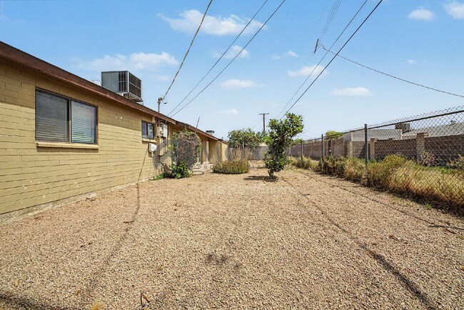 Building Photo - 1531 W 7th St