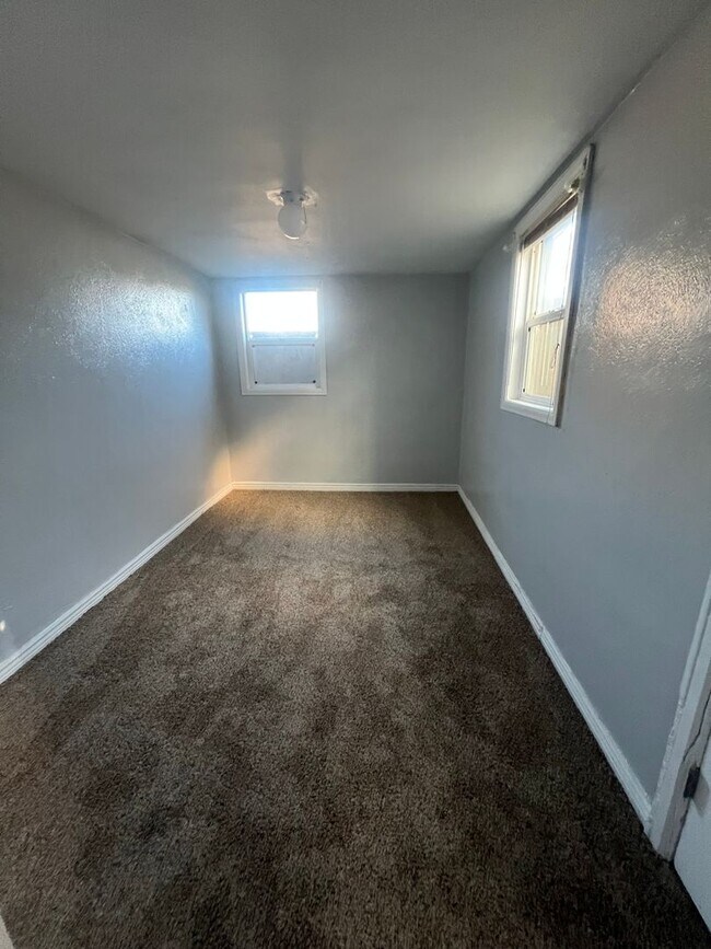 Building Photo - Downtown Living with a Massive Yard 3 Bed 1 Bath $1965.00