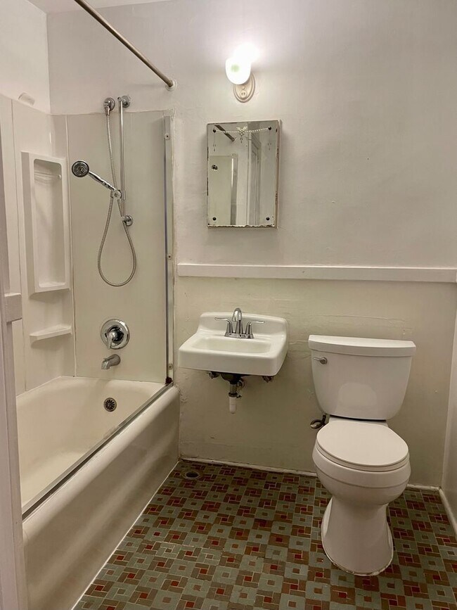 Building Photo - Spacious 2 Bed 1 Bath Condo in University of Washington District.