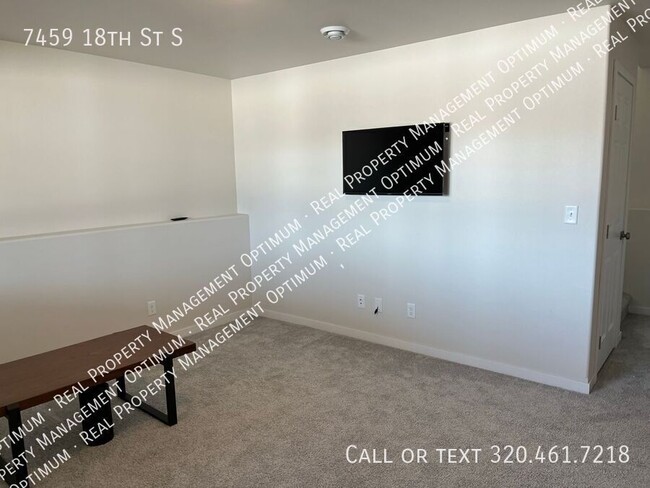 Building Photo - Modern Trilevel 3 bed/3 bath home-Availabl...