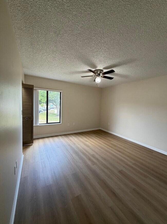 Building Photo - 2575 Pine Ridge Way S
