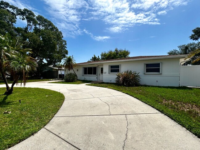 Building Photo - 3 Bed 2 Bath Home for Rent in Ideal Northeast St. Pete Neighborhood